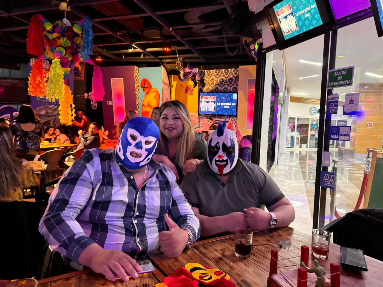 Amigos de la lucha libre en El Ring Plaza Lindavista