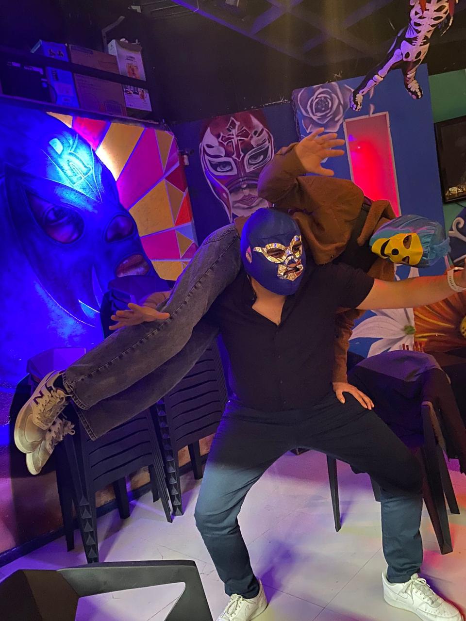 Kemonito vs Blue Demon Amigos El Ring restaurante
