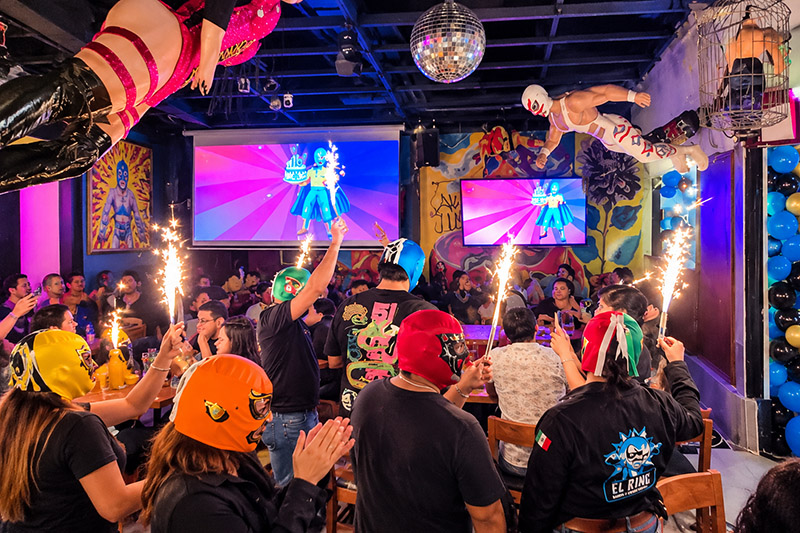 Fiesta de lucha libre en el bar El Ring