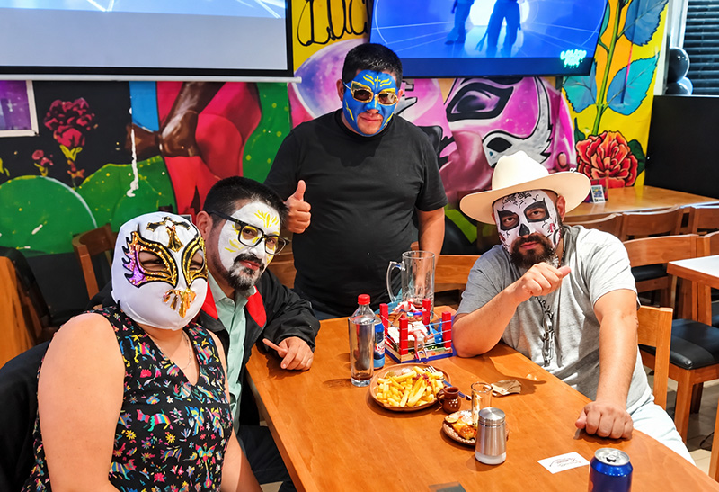 Amigos con pintacaritas en El Ring 